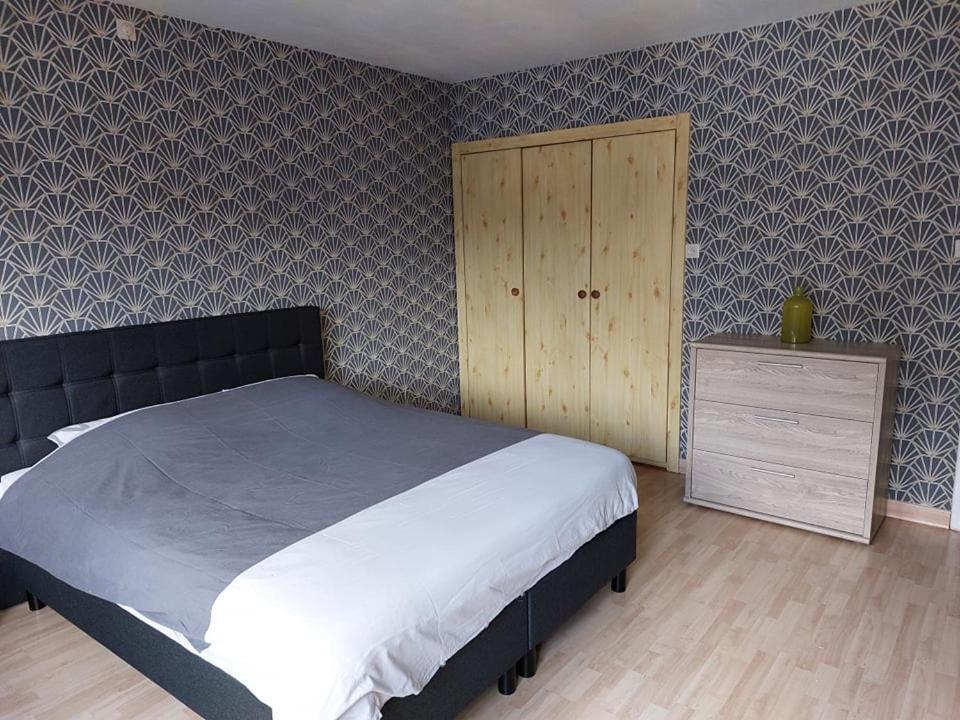 Aux Trois Petits Cochons Apartment Hotton Exterior photo