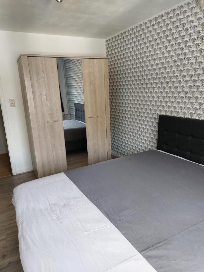 Aux Trois Petits Cochons Apartment Hotton Exterior photo